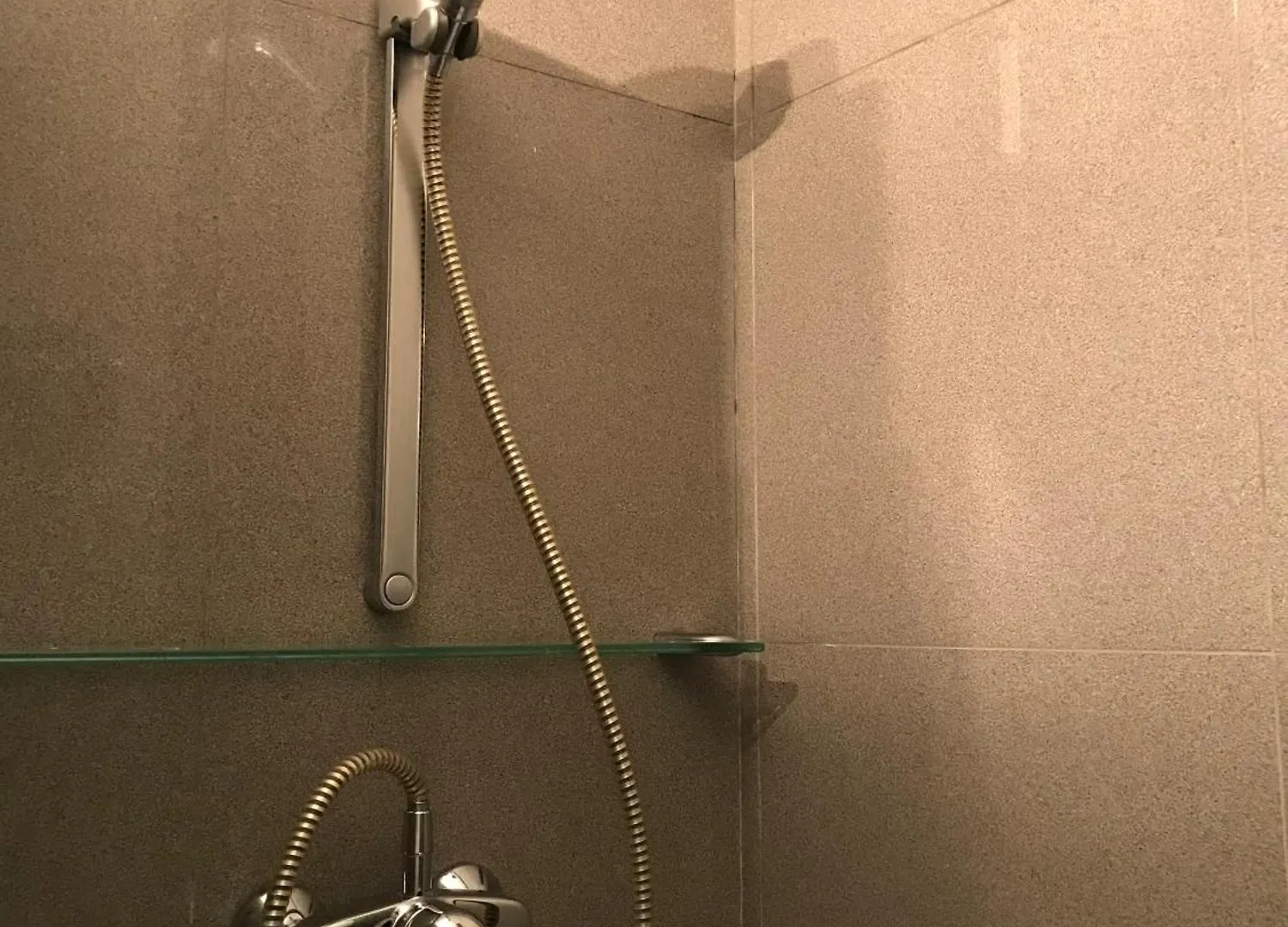 홈스테이 Habitacion Grande Y Confortable Con Bano Privado Junto A Guggenheim 빌바오